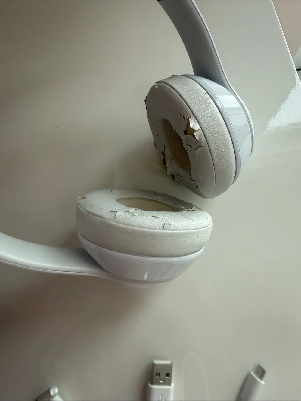 Beats Solo3 Wireless White Bluetooth Headphones- Cracked Pads USED